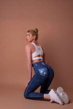 Ефектен спортен клин боядисан като дънки с джобове