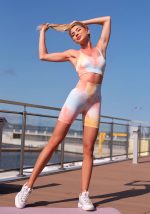 Къс безшевен клин с оформящ ефект в шарен цвят