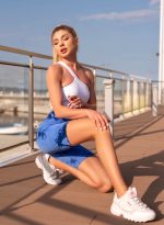 Къс тъмно син безшевен, оформящ клин за спорт с мраморен ефект