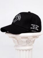 Шапка с козирка и регулиращо закопчаване в черен цвят