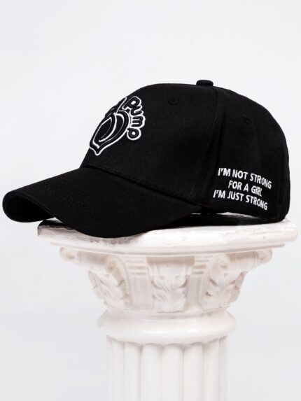 Шапка с козирка и регулиращо закопчаване в черен цвят