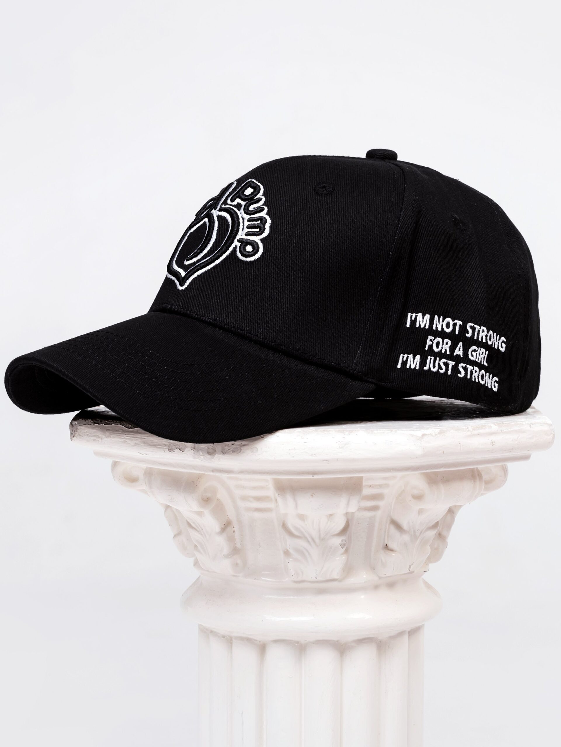 Черна шапка лого Peach Pump Шапка с козирка и регулиращо закопчаване в черен цвят